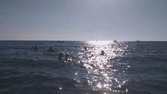 Пляж с кристально чистой водой в Прасковеевке, неподалеку от скалы Парус. 20 августа 2023. смотреть онлайн