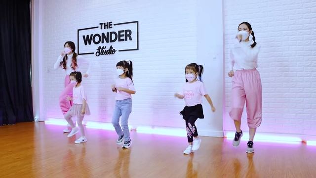 Madagascar Soundtrack - I Like To Move It | Dance Video by TheWonderStudio смотреть онлайн