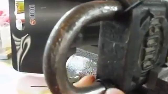 Как открыть навесной замок. смотреть онлайн