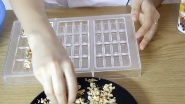 Как сделать шоколадные плитки своими руками Молочная плитка с орешком How to make a bar of chocolat смотреть онлайн