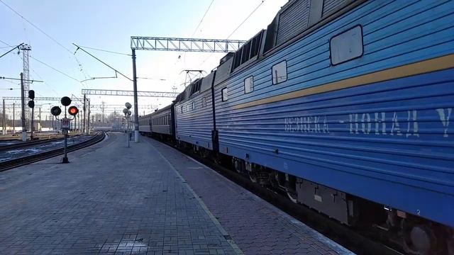 ЧС7-312 с пассажирским поездом 317 Одесса-Днепр прибывает на станцию Днепр смотреть онлайн