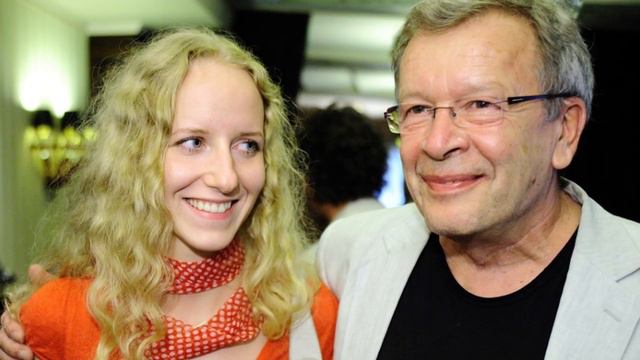 Счастье без границ: 10 знаменитостей, которые выбрали жён гораздо младше себя смотреть онлайн