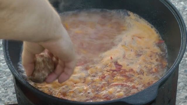 Тефтели ёжики в Казане, в бомбезном соусе, на природе с дымком! смотреть онлайн