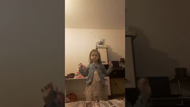 Видео для детей! Милана пытается снять видео  Дети тацуют