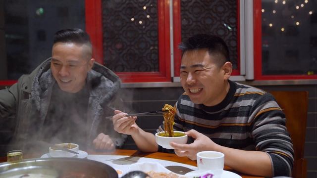 【超小厨】小杨总生日“荤火锅”，豪横整7个荤菜，牛肉鹅肠毛肚，比牛瘪火锅香！