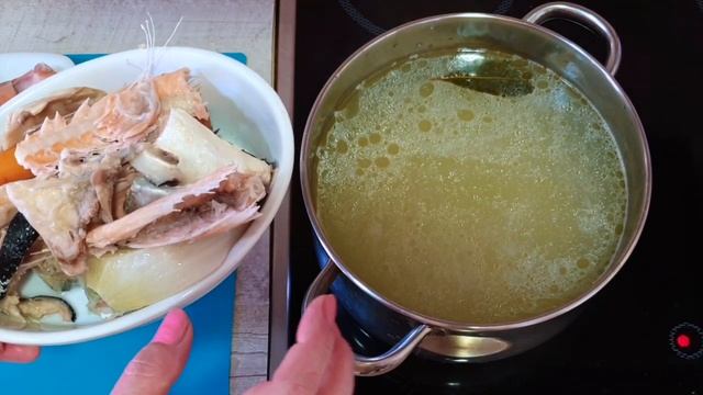 РЕЦЕПТ ВКУСНОЙ И ПРОЗРАЧНОЙ УХИ // Вкусная уха рецепт// УХА// КАК ВАРИТЬ УХУ// смотреть онлайн