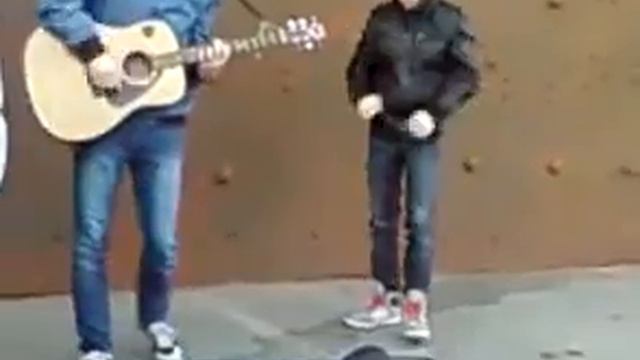 поют перед концертом группы Нервы.mp4 смотреть онлайн