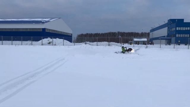 Крутим петаки на снегоходе. смотреть онлайн