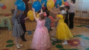 Танец с шарами в детском саду.