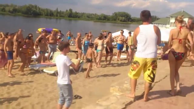 Тропическая вечеринка в ТРЦ «Ассамблея» смотреть онлайн