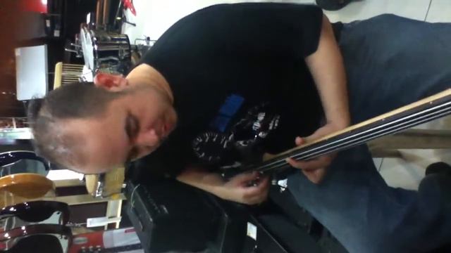 testing the cort curbow 4 fretless @ lazer music смотреть онлайн
