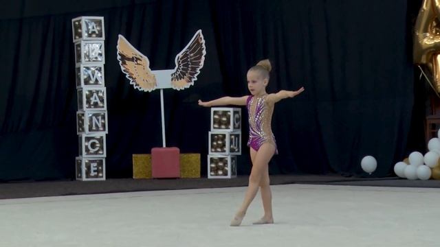 Мое первое выступление по художественной гимнастике, Лизочка,5 лет смотреть онлайн