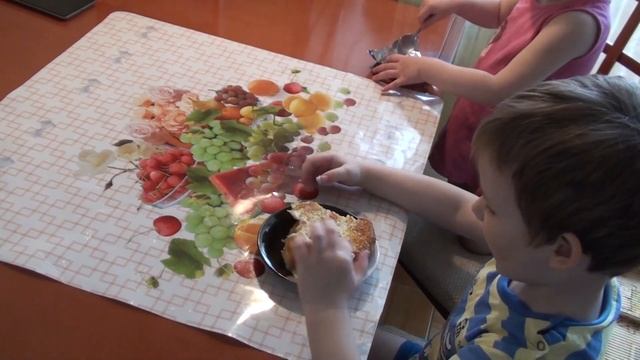 Ребенок про яйца и распаковка яйцемашины