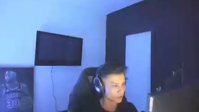 Stewie2K seeing "Butterfly Knife Sapphire" for the 1st Time... смотреть онлайн