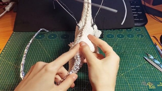 Часть 3 | Делаю лапы и хвост | Проработка чешуи | Дракон из полимерной глины | Создание скульптуры смотреть онлайн