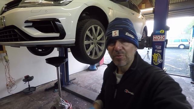 2020 VW GOLF R - FIRST OIL CHANGE - DIY GUIDE! смотреть онлайн