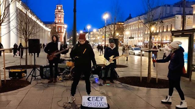 Кино - "Группа крови", кавер группа "Айдахо" выступает на Невском проспекте в Санкт-Петербурге... смотреть онлайн