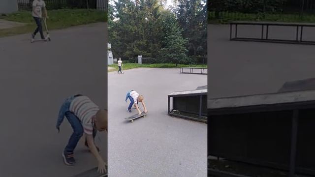 Никита осваивает скейт и самокат смотреть онлайн