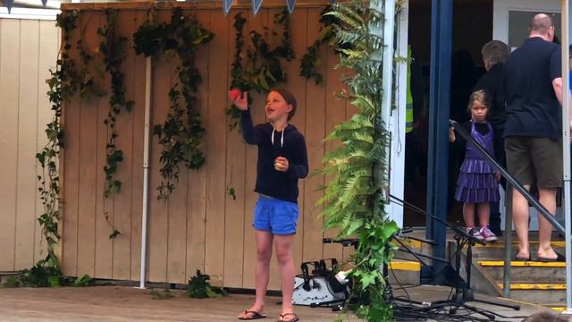 Claudia Gibson Hukanui Gala 2018 School Talent Quest - Juggling смотреть онлайн