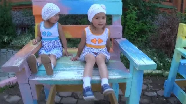 Видео для детей! Двойняшки Вика и Лера в гостях у трёх медведей! смотреть онлайн