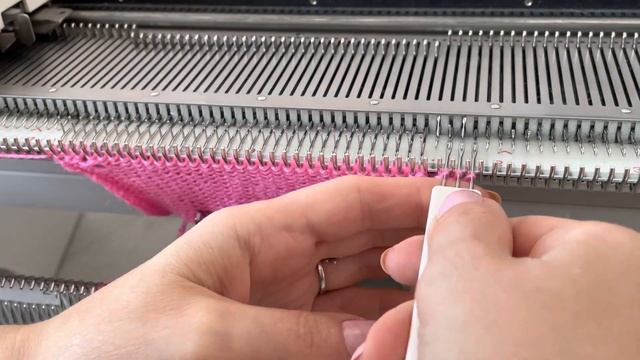 Обвязка бокового края изделия || Knitting machine смотреть онлайн