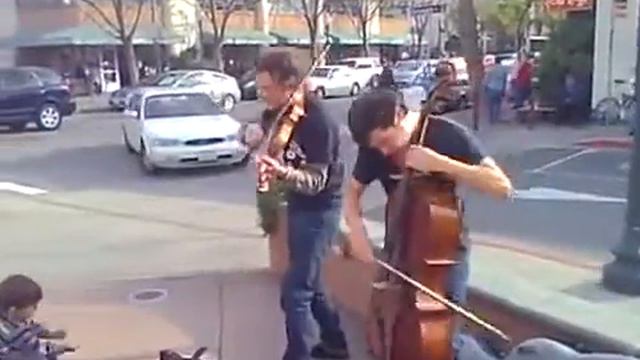 Парни Классно Играют На Скрипке И Виолончели В Живую На Улице Рок Хит (Уличные Музыканты) смотреть онлайн