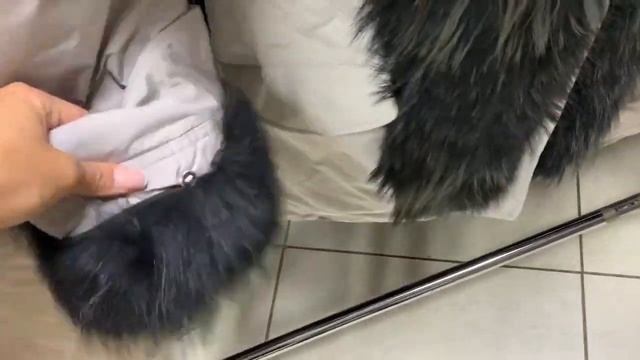 Пуховик, внутри натуральный пух, длина 85см, капюшон из меха енота, длина рукава 59см