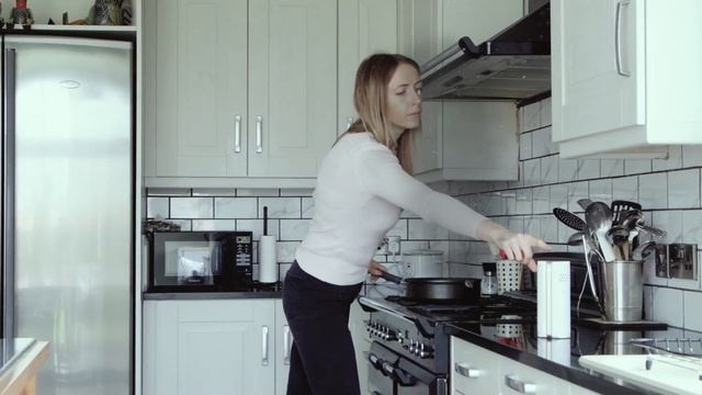 (DE) AMIRO Luftreiniger - HEPA-Filter, LED-Batterieanzeige, Photokatalysator, Anionengenerator смотреть онлайн