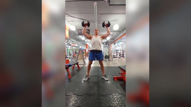 жим гантелей стоя. смотреть онлайн