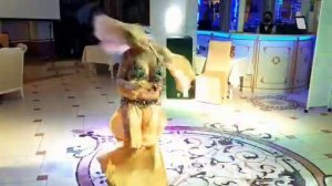 Красивая девочка танцует танец живота