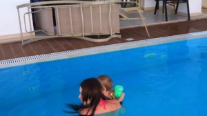 КУПАЕМСЯ В ТОМ САМОМ БАССЕЙНЕ - Жуткая вилла АКВАПАРК КИПР | Elli Di