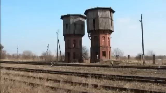Допотопные башни вдоль закопанных железных дорог смотреть онлайн