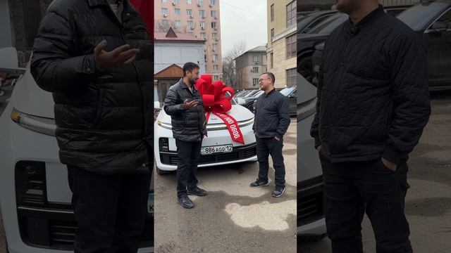 Белый Lixiang L7 Мухтар забирает в Актау смотреть онлайн