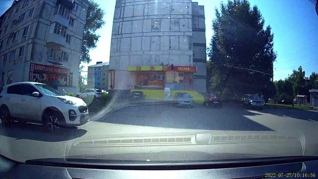 кто должен уступать в этой ситуации?? проверяем знания. все происходит в зоне действия знака смотреть онлайн