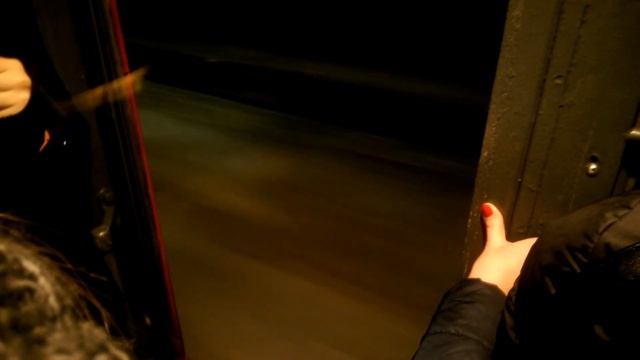 Открытая дверь в электричке во время движения. Безопасный Транспорт 2019 смотреть онлайн