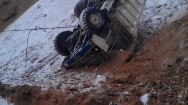 Перевернувшийся Белаз вытаскивают из-под отвала