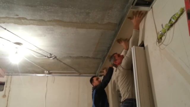 Монтаж потолочных ниш под скрытый карниз смотреть онлайн