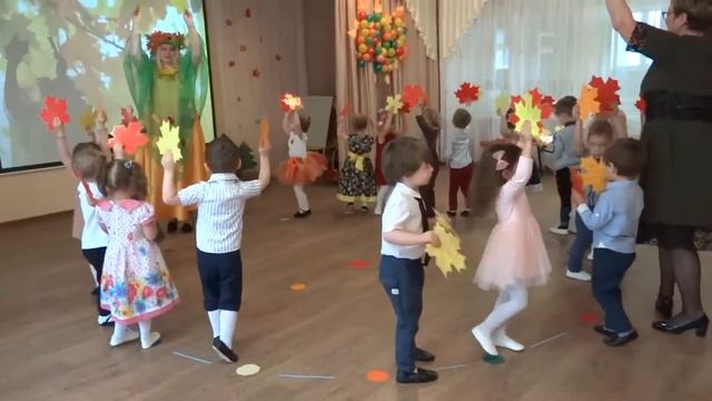 "Пляска с листочками", автор Л. Некрасова смотреть онлайн