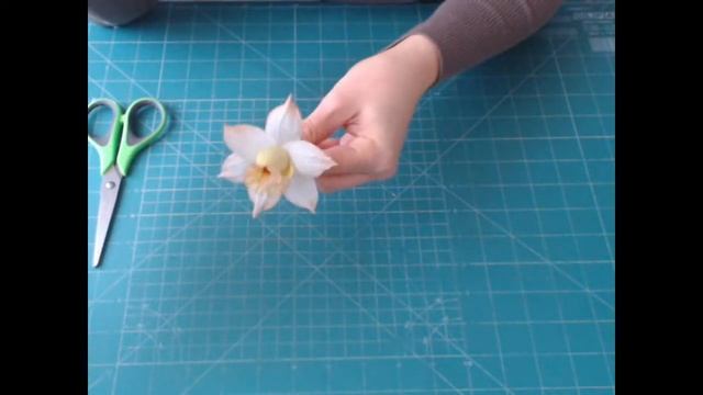 Мастер-класс. Нарцисс- цветок из бумаги с конфетой. Свит дизайн. смотреть онлайн