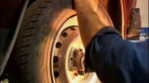 185 Затягиваем гайку передней ступицы