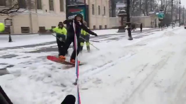 Петербуржец прокатился на сноуборде по заснеженным улицам смотреть онлайн
