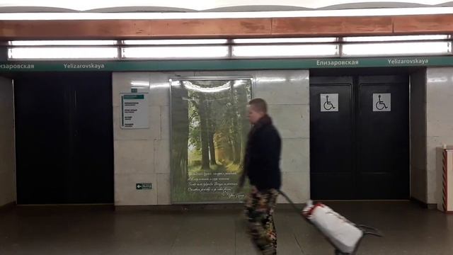 Много народу выходят на станцию Елизаровская смотреть онлайн