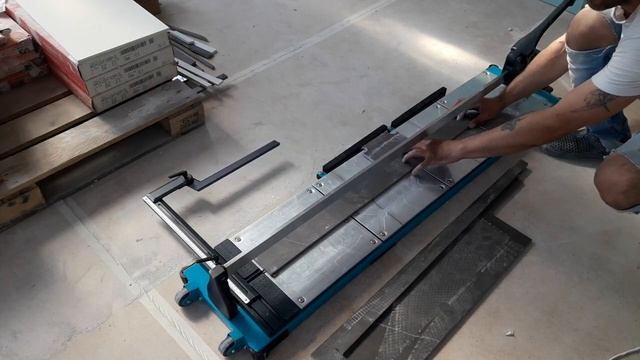 Плиткорез Bihui видео с работой плиткореза, резка крупноформатной плитки смотреть онлайн