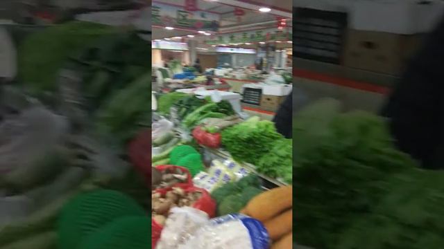 Фруктово-овощной отдел рынка "Ванцюань" на Четвертой улице Маньжурии. смотреть онлайн