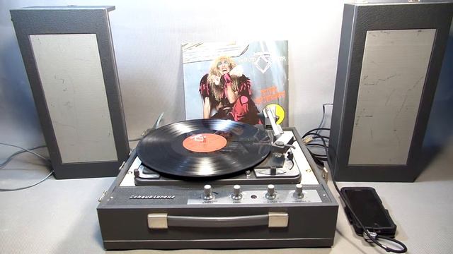 TWISTED SISTER and PINK FLOYD played on a vintage SCHAUB LORENZ pick-up ,tube amplifier смотреть онлайн