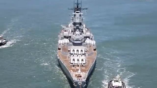 Battleship USS Iowa (BB-61) passing under Golden Gate bridge for her final voyage to LA. 05 26 2012 смотреть онлайн