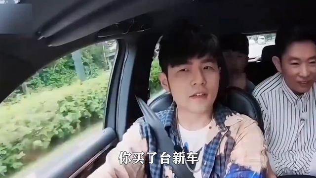 林俊杰演唱会终为粉丝圆梦，请来邓紫棋共唱《手心的蔷薇》，引来全场欢呼气氛太好！【影娱审判官】 смотреть онлайн