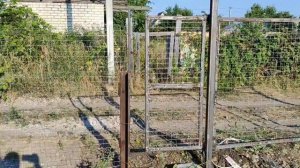 #7 УСТАНОВКА ЗАБОРА НА ЗАБРОШЕННОЙ ДАЧЕ ИЗ СВАРНОЙ МЕТАЛЛИЧЕСКОЙ СЕТКИ/ ВАРИМ С ГЕНЕРАТОРОМ.