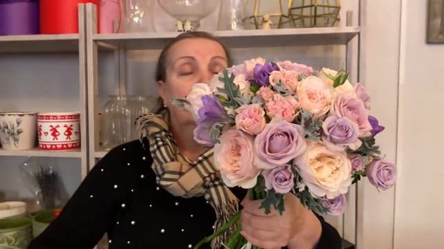 СИРЕНЕВЫЙ БУКЕТ НЕВЕСТЫ . РОЗЫ И ФРЕЗИИ В СВАДЕБНОМ БУКЕТЕ. смотреть онлайн