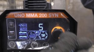 IGBT инвертор с умной синергетикой / FoxWeld UNO MMA200 Syn